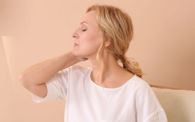 Pourquoi l’acné hormonale touche-t-elle davantage les femmes ?