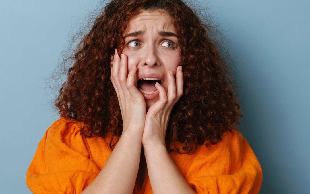 Pourquoi toucher ses boutons blancs aggrave la situation ?