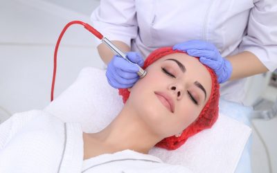 Microdermabrasion : Exfoliation mécanique pour lisser la peau et réduire les points noirs