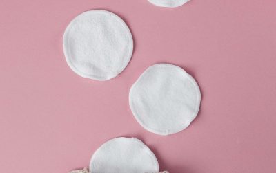 Disques démaquillants réutilisables : à adopter ou à éviter en cas d’acné ?