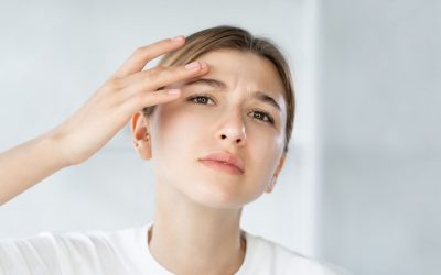 Pourquoi toucher son visage empire toujours l’acné ?