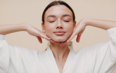 Acné et massages faciaux : aident-ils vraiment ?