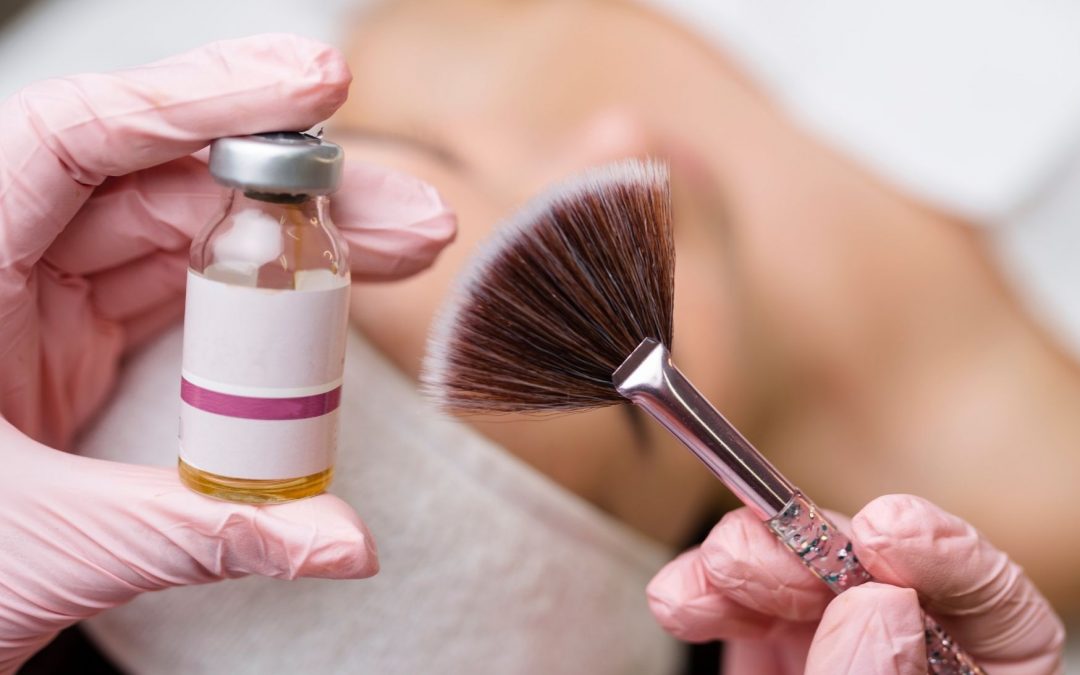 Quels gommages utiliser pour ne pas aggraver les boutons blancs ?