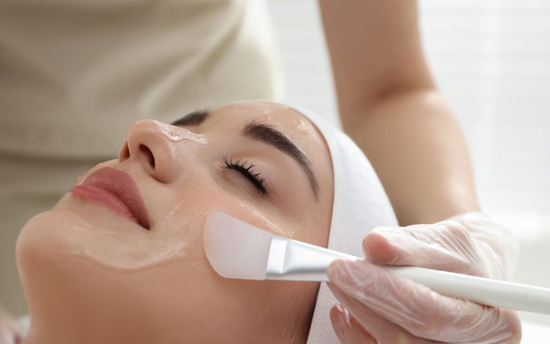 Peeling enzymatique : Un nettoyage doux pour éliminer les cellules mortes et éclaircir la peau