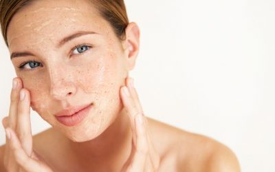 Pourquoi l’exfoliation est cruciale pour limiter les points noirs ?