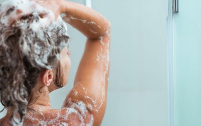 Acné et cheveux : votre shampoing est-il responsable ?